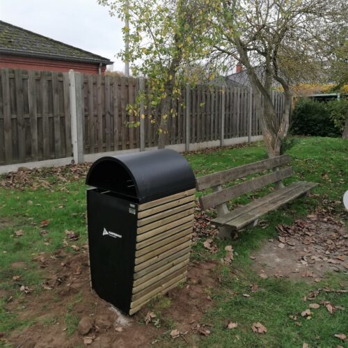 Buiten afvalbak Contour 15 De duurzame buitenafvalbakken van de Contour-lijn combineren een moderne vormgeving met robuuste materialen zoals verzinkt staal en geïmpregneerd hout, wat resulteert in een stijlvolle én praktische oplossing voor afvalverwerking in de openbare ruimte.
